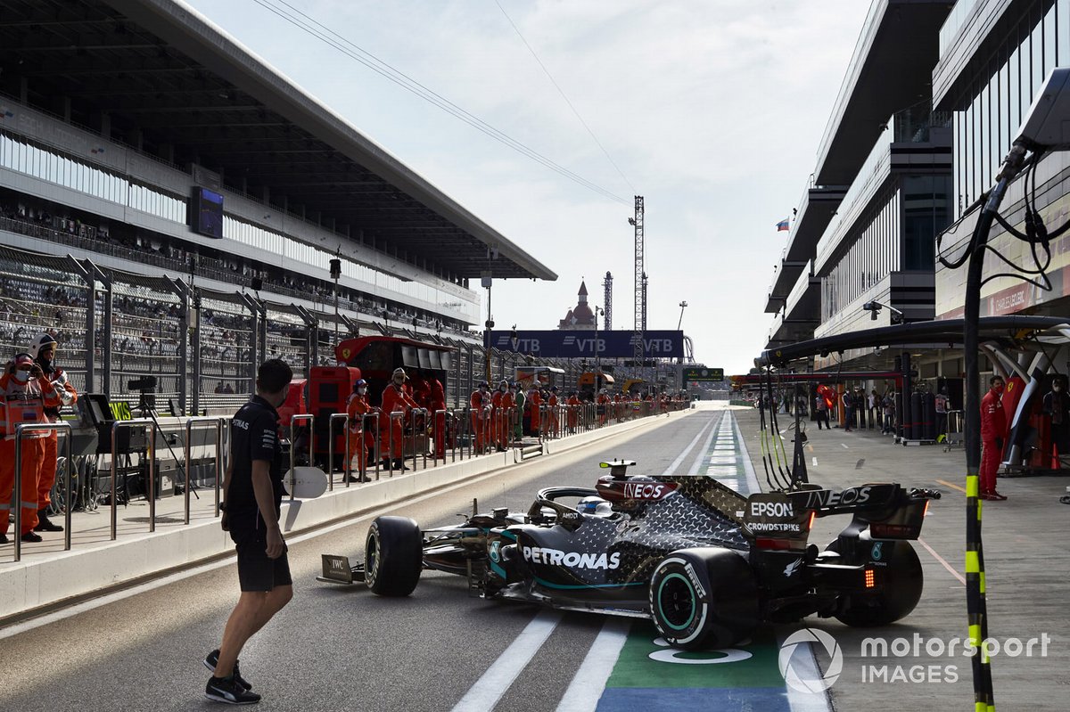 Valtteri Bottas, Mercedes F1 W11, lascia il garage
