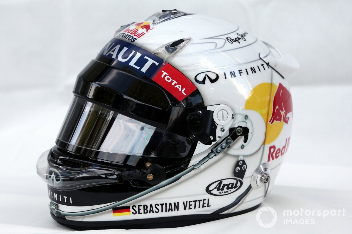 L'astronaute Vettel rend hommage à Felix Baumgartner, alors détenteur du record du saut le plus haut (à 39000 mètres d'altitude), en 2013