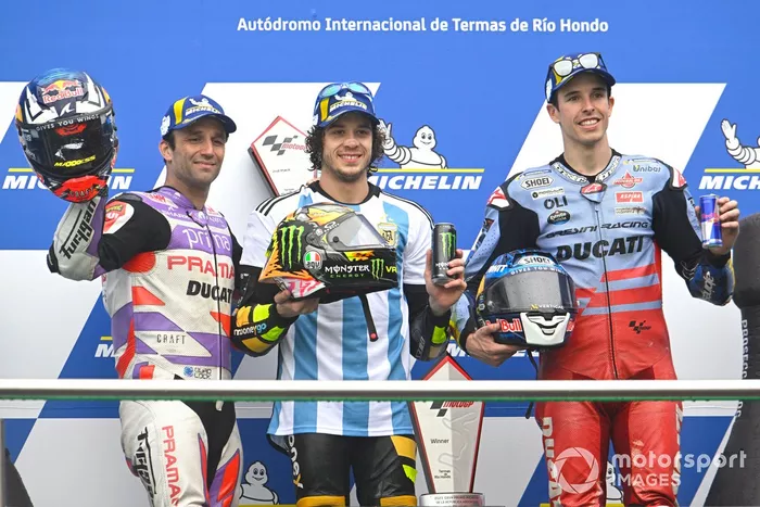 Podio: segundo lugar Johann Zarco, Pramac Racing, Ganador Marco Bezzecchi, VR46 Racing Team, tercer lugar Alex Márquez, Gresini Racing