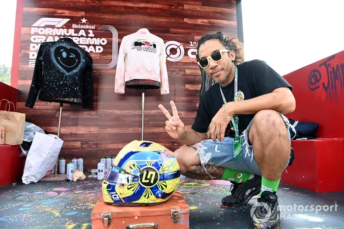 Jimmy Pierce con un diseño de casco para Lando Norris, McLaren