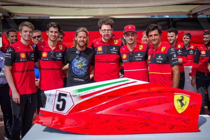 Robert Shwartzman, Antonio Giovinazzi, Sebastian Vettel, Mattia Binotto, Charles Leclerc y Carlos Sainz, con una cubierta motor de regalo para Vettel