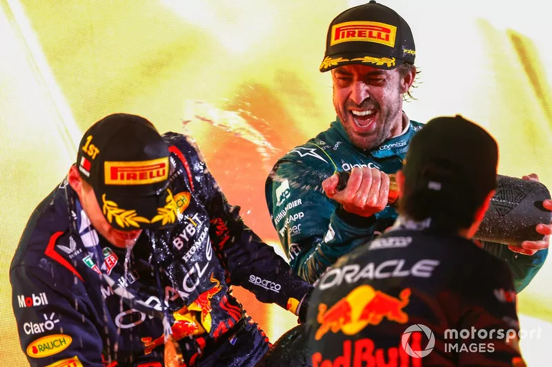 Max Verstappen, Red Bull Racing, primo posto, Fernando Alonso, Aston Martin F1 Team, terzo posto, Sergio Perez, Red Bull Racing, secondo posto, festeggiano sul podio