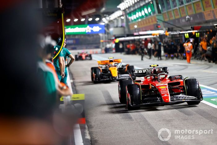 Carlos Sainz, Ferrari SF-23, Lando Norris, McLaren MCL60, en boxes