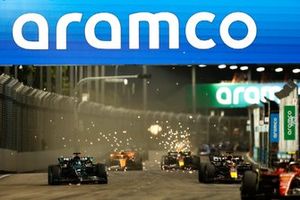 Max Verstappen, Red Bull Racing RB19, lucha con George Russell, Mercedes F1 W14