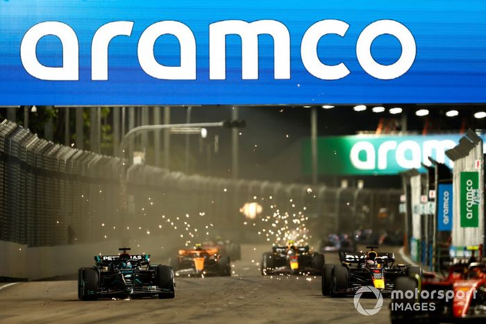 Max Verstappen, Red Bull Racing RB19, lucha con George Russell, Mercedes F1 W14