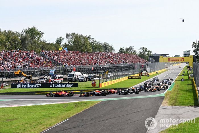 Carlos Sainz, Ferrari SF-23, Max Verstappen, Red Bull Racing RB19, Charles Leclerc, Ferrari SF-23, George Russell, Mercedes F1 W14, el resto de la parrilla en la salida.