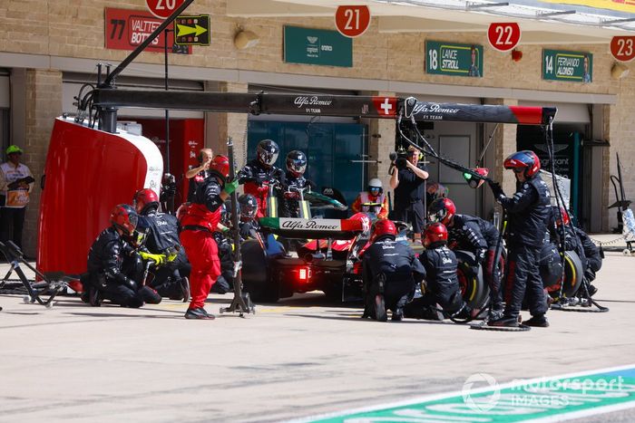 Zhou Guanyu, Alfa Romeo C43, en el pit lane para una parada en boxes