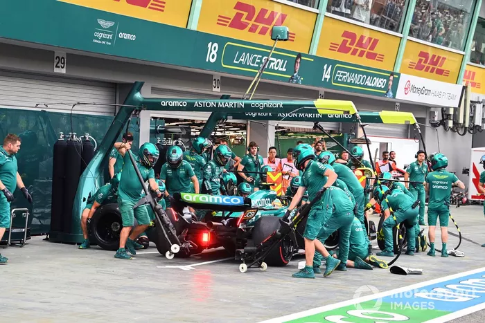 Fernando Alonso, Aston Martin AMR23, hace una parada en boxes durante los entrenamientos