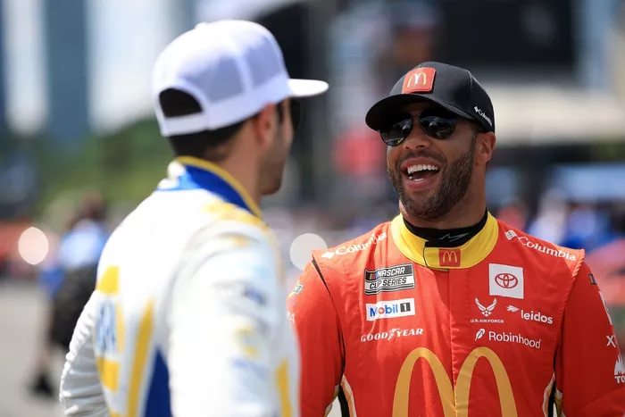 Bubba Wallace, 23XI Racing Toyota, Chase Elliott, Hendrick Motorsports Chevrolet