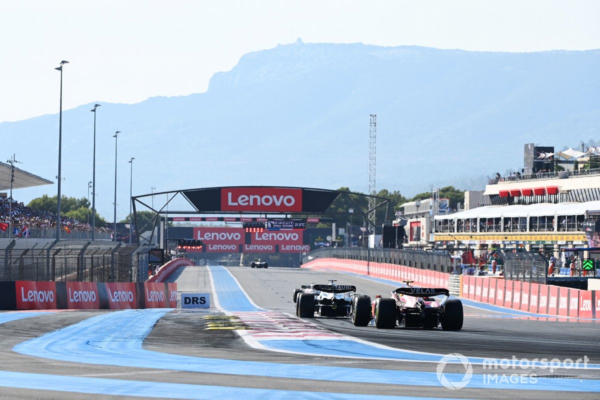 Pierre Gasly, AlfaTauri AT03, Carlos Sainz, Ferrari F1-75