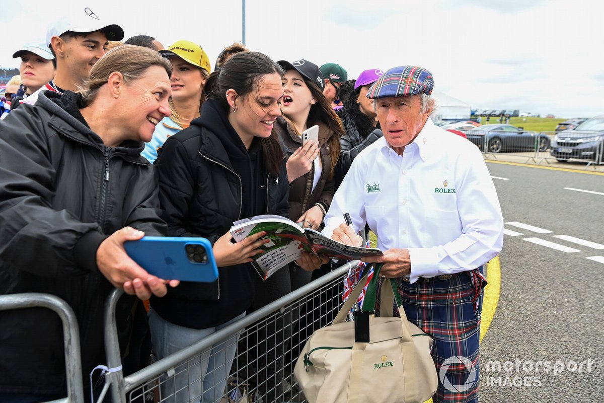 Sir Jackie Stewart firma autógrafos para los aficionados