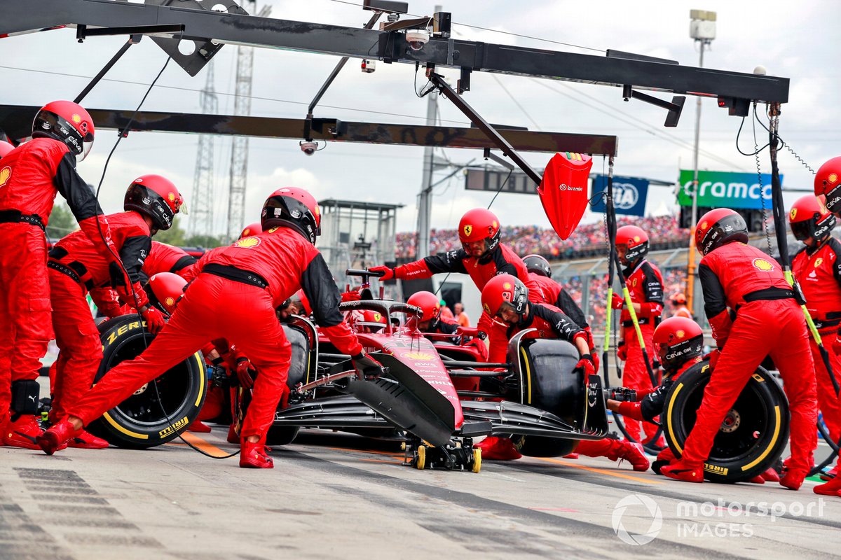 Charles Leclerc, Ferrari F1-75, effettua una sosta ai box