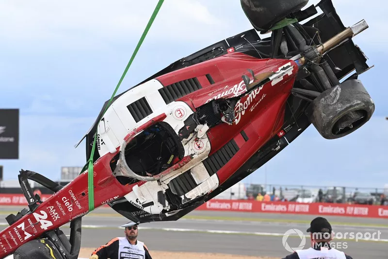 I commissari rimuovono l'auto danneggiata di Zhou Guanyu, Alfa Romeo C42