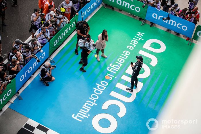 George Russell, de Mercedes-AMG, es entrevistado tras conseguir la pole