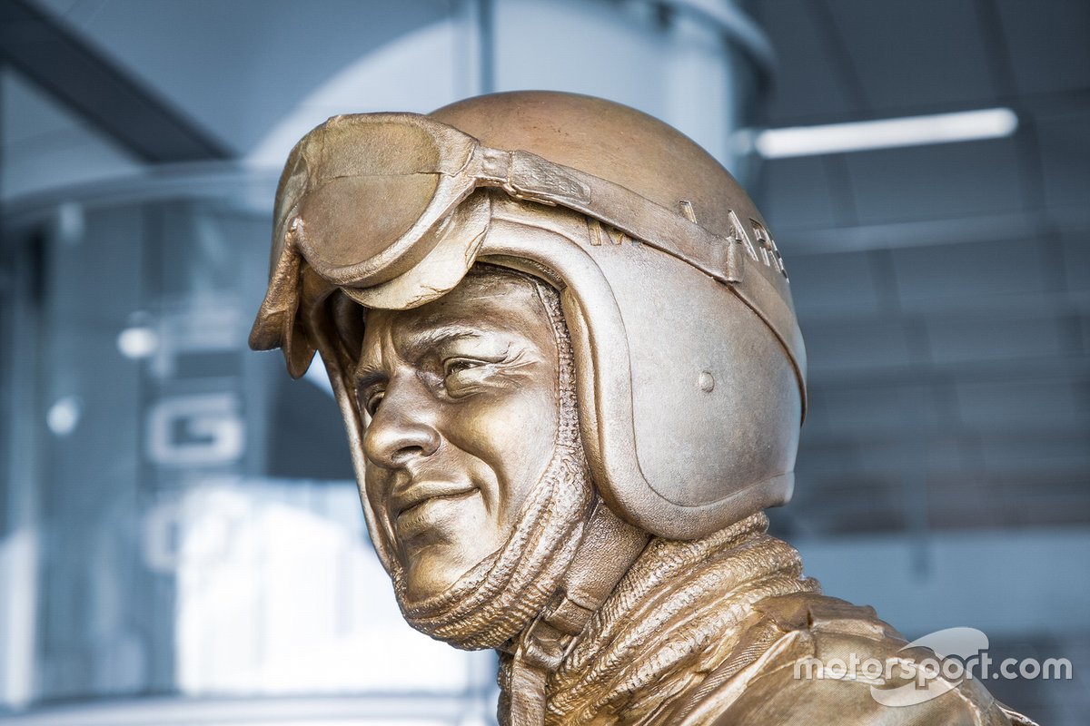Bruce McLaren statue