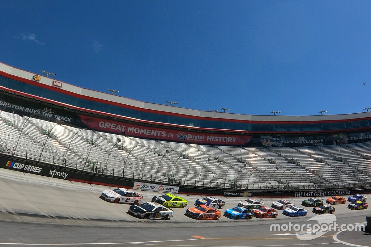Brad Keselowski, Team Penske Ford, Aric Almirola, Stewart-Haas Racing, Ford
