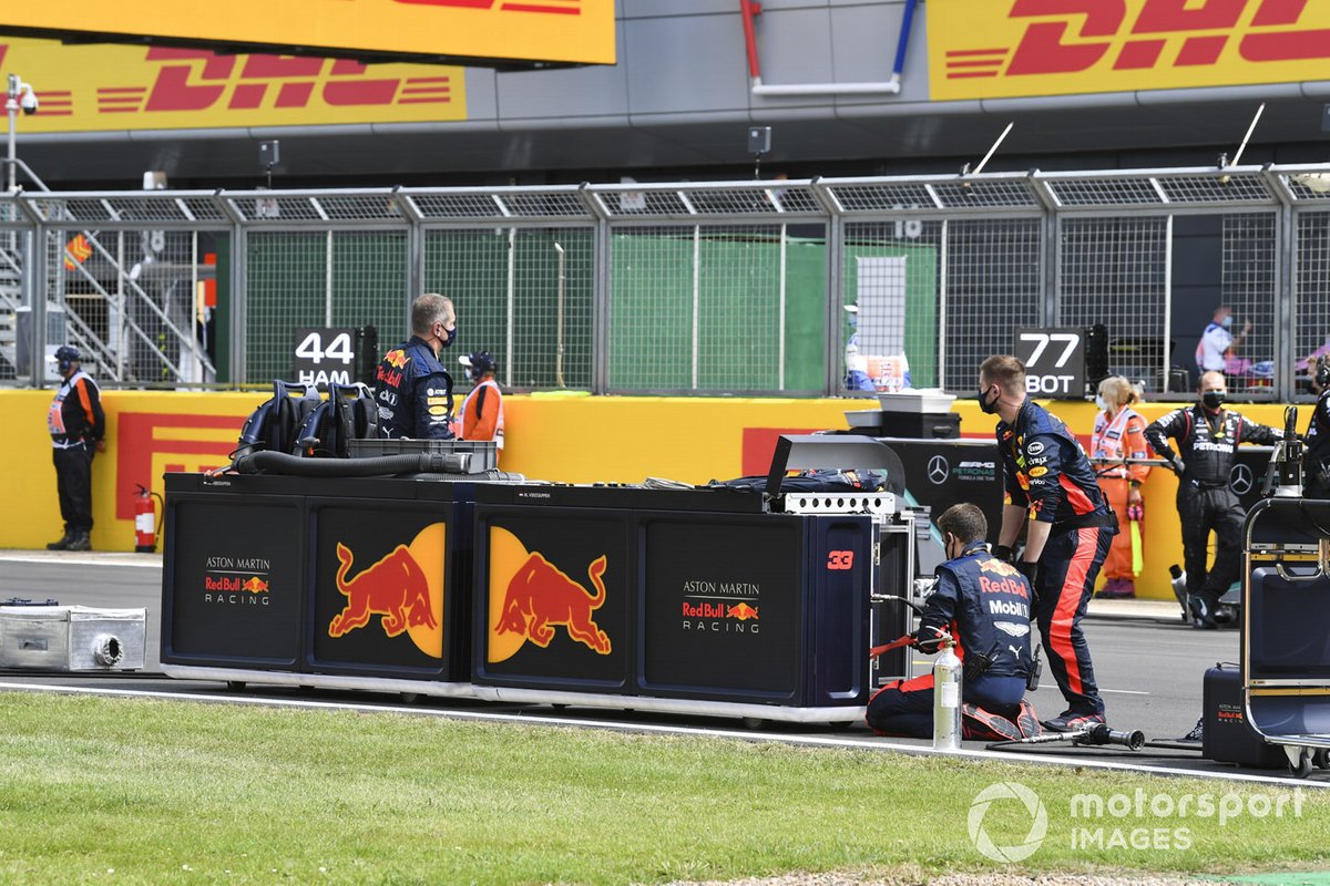 Los mecánicos e ingenieros de Red Bull en la parrilla