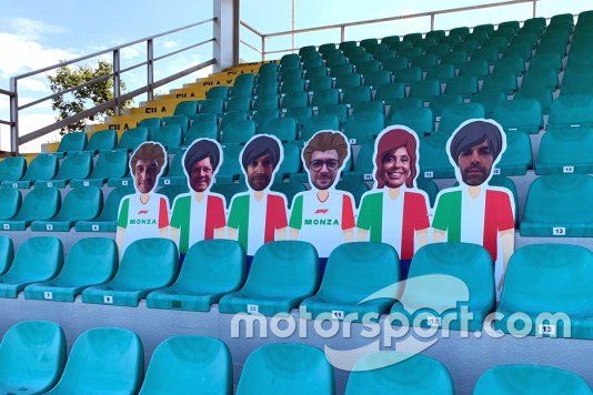 Siluetas personalizadas de la afición en las gradas de Monza