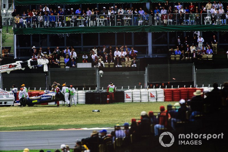 Marshals recover the car of Jacques Villeneuve, Williams FW19 Renault