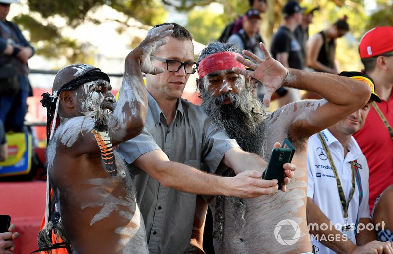 Fans en Albert Park con una banda de música