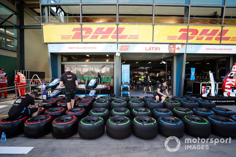 il Team Williams prepara le gomme nel paddock