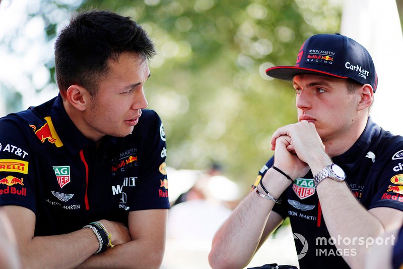 Alex Albon, Red Bull Racing, e Max Verstappen, Red Bull Racing