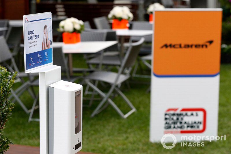 Un dispensador de desinfectante de manos en el paddock