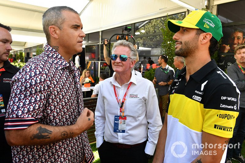 Il cantante Robbie Williams con Daniel Ricciardo, Renault F1 Team
