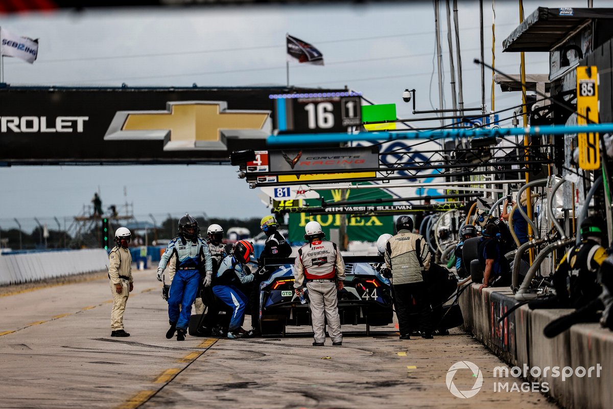 #44 GRT Magnus Lamborghini Huracan GT3, GTD: John Potter, Andy Lally, pit stop