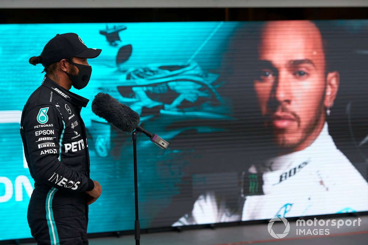 Pole Sitter Lewis Hamilton, Mercedes-AMG Petronas F1 parla ai media al Parc Ferme