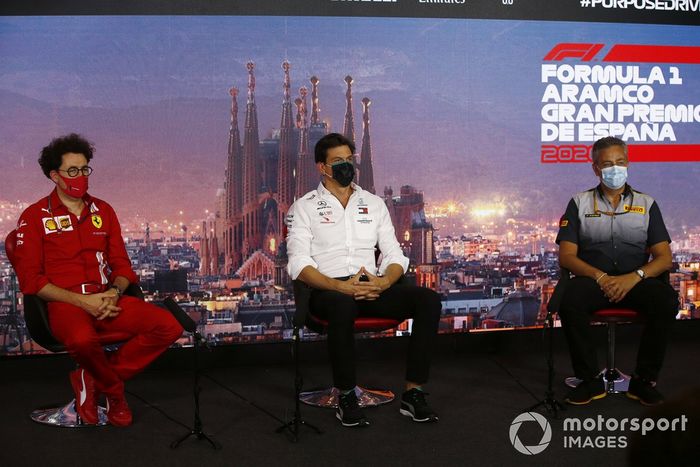 Mattia Binotto, director del equipo Ferrari, Toto Wolff, director ejecutivo Mercedes AMG y Mario Isola, director de carreras, Pirelli Motorsport 