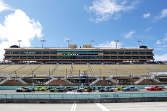 Noah Gragson, JR Motorsports, Chevrolet Camaro leads the field at the start of the race