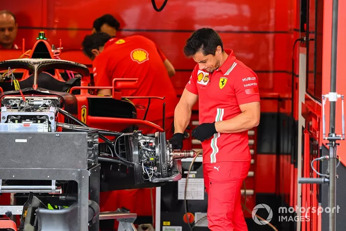 Los mecánicos de Ferrari trabajando en el garaje del equipo en el Ferrari SF1000 