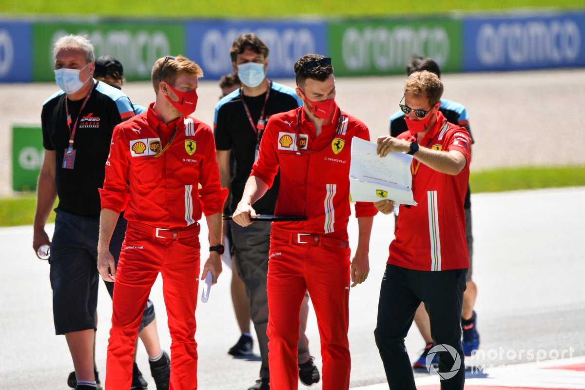 Sebastian Vettel, Ferrari cammina lungo il tracciato