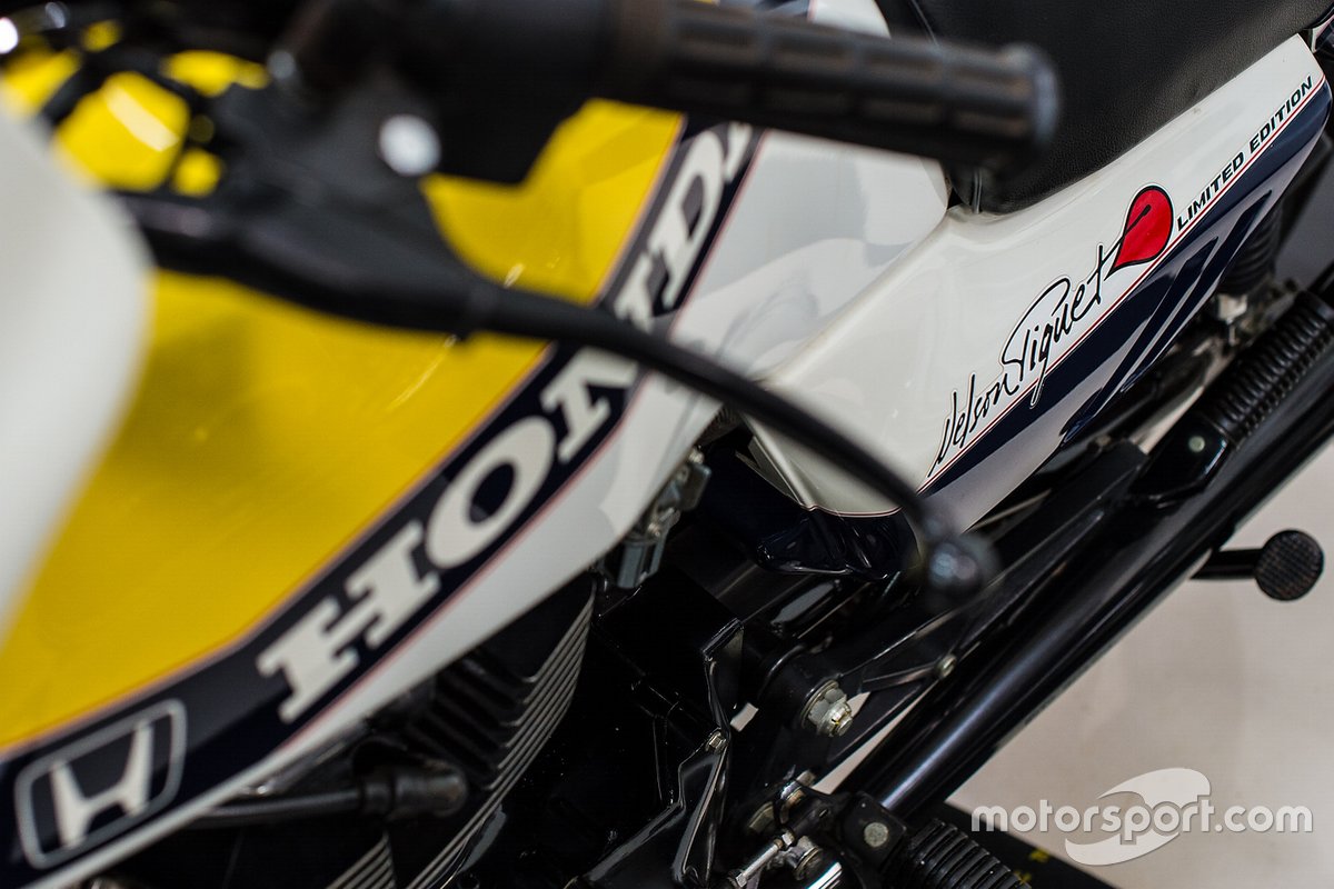 Moto personalizada com layout da Williams na qual Piquet conquistou seu tri da F1, em 1987