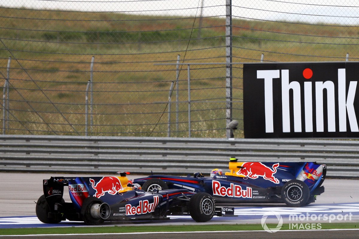 Mark Webber, Red Bull Racing RB6 Renault y Sebastian Vettel, Red Bull Racing RB6 Renault chocan y giran