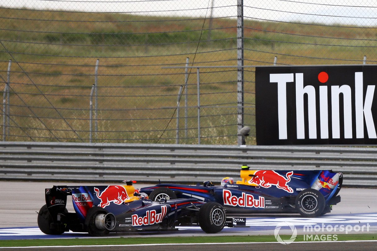 
Mark Webber, Red Bull Racing RB6 Renault and Sebastian Vettel, Red Bull Racing RB6 Renault crash and spin