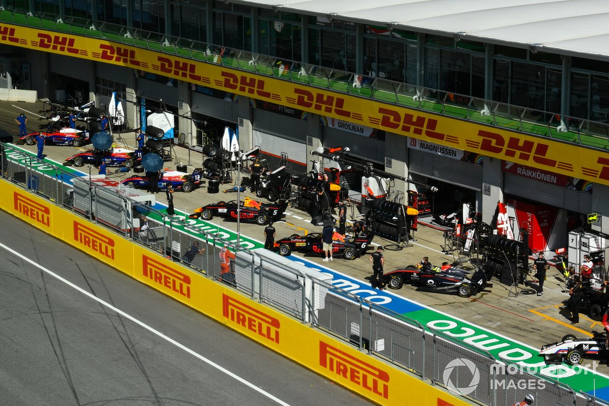 Lirim Zendeli, Trident, Devlin DeFrancesco, Trident, Oliver Caldwell, Trident, Liam Lawson, Hitech Grand Prix, Dennis Hauger, Hitech Grand Prix e Max Fewtrell, Hitech Grand Prix in pit lane