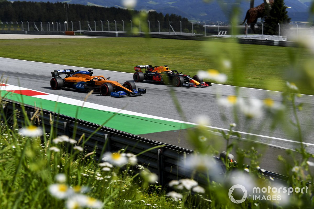 Max Verstappen, Red Bull Racing RB16, precede Carlos Sainz Jr., McLaren MCL35