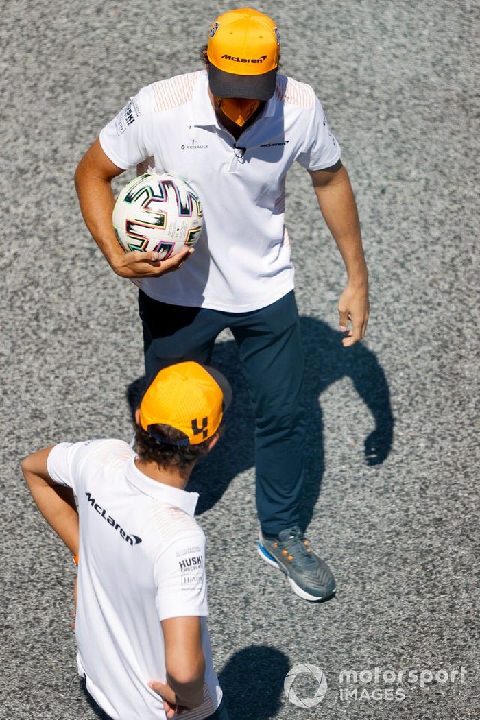 Lando Norris, McLaren y Carlos Sainz Jr., McLaren juegan fútbol