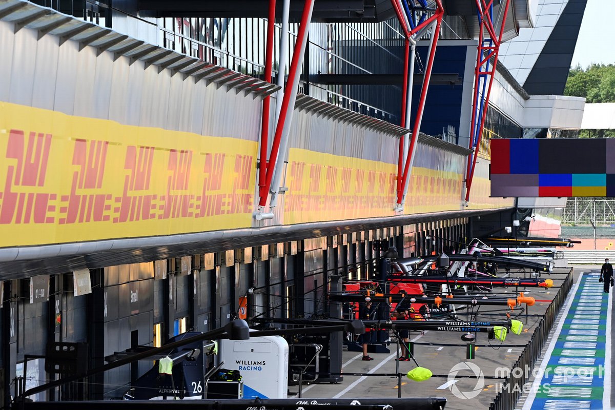 une vue de la voie des stands