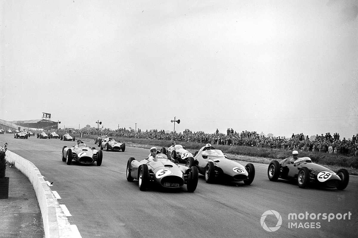 Eugenio Castellotti, Alfonso de Portago, Ferrari D50, Roy Salvadori, Maserati 250F, Harry Schell, Vanwall, Juan Manuel Fangio, Ferrari D50, and Horace Gould, Maserati 250F, at the start