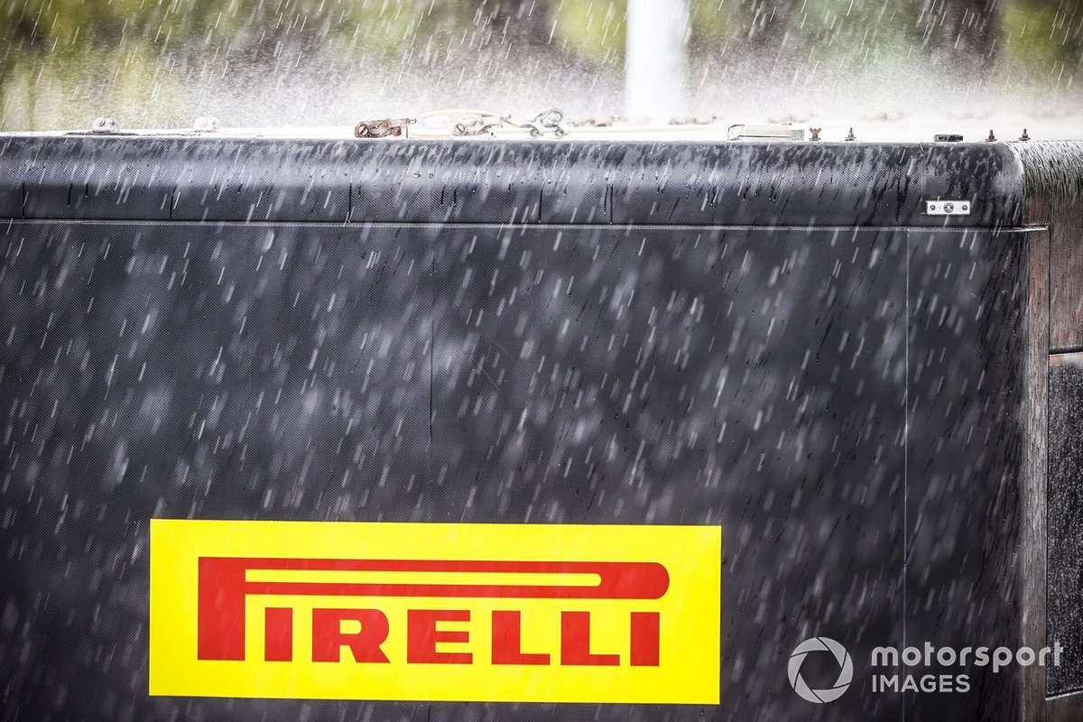 Моторхоум Pirelli под дождем