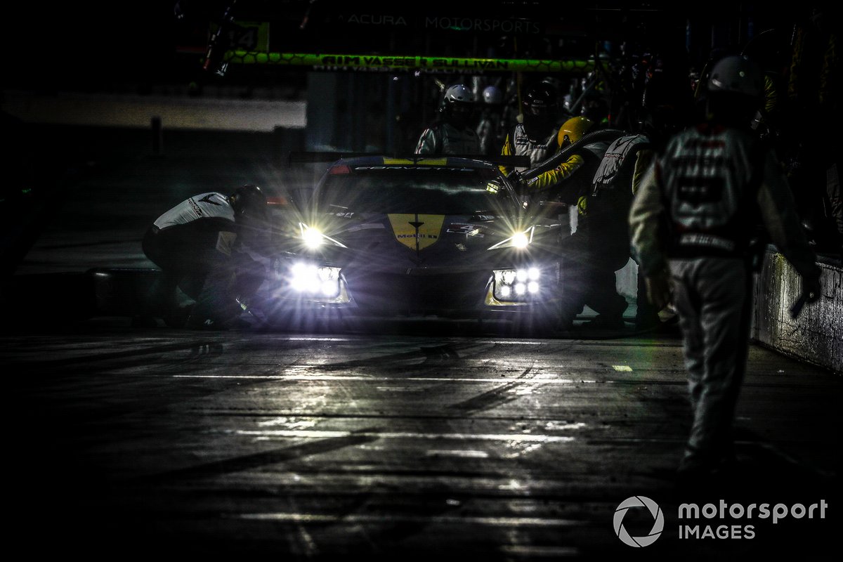 #4 Corvette Racing Corvette C8.R, GTLM: Oliver Gavin, Tommy Milner, pit stop