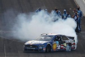 Race Winner Kevin Harvick, Stewart-Haas Racing, Ford Mustang