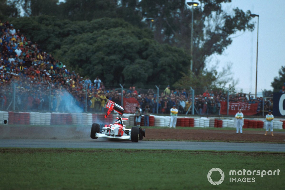 Mika Hakkinen, Mclaren MP4-10, se retira tras una colisipon con Eddie Irvine