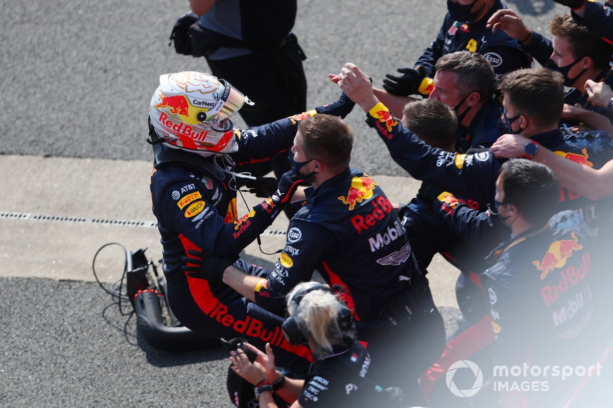 Max Verstappen, Red Bull Racing, festeggia con il suo team nel parc ferme