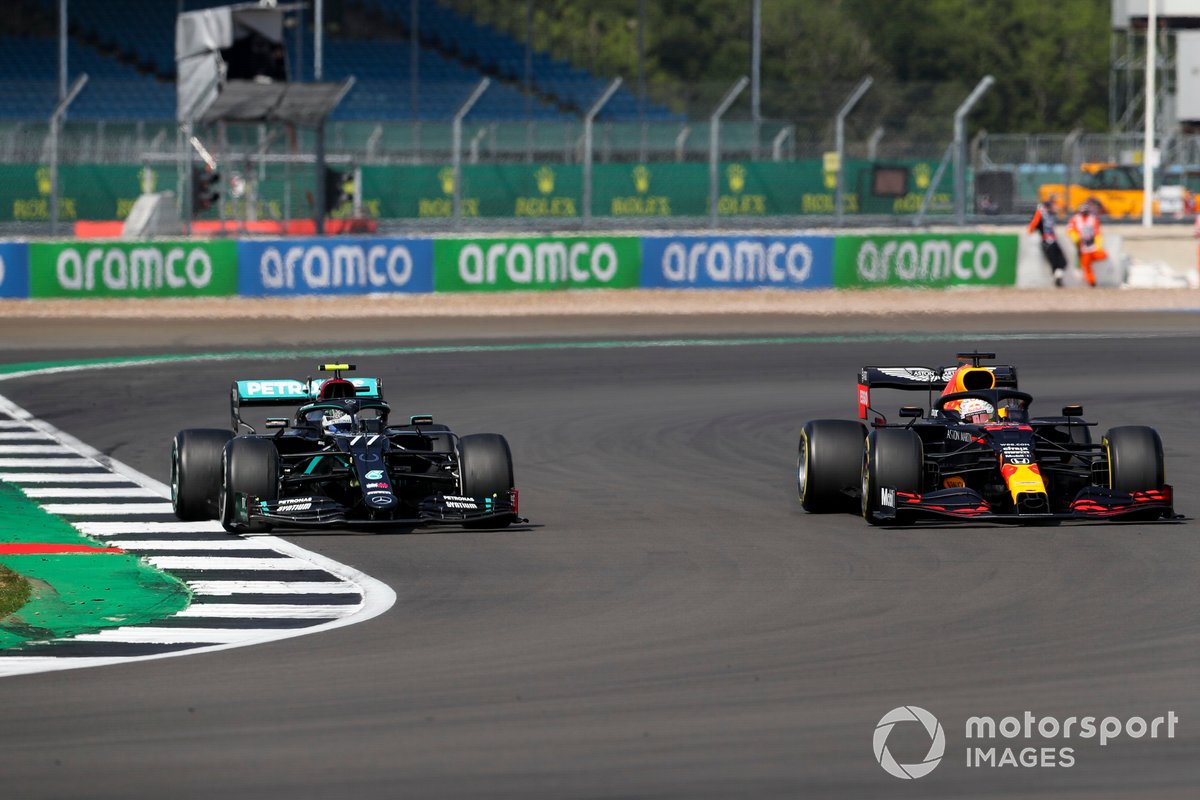 Valtteri Bottas, Mercedes F1 W11 y Max Verstappen, Red Bull Racing RB16 batalla por el liderato de la carrea