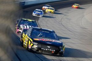 Clint Bowyer, Stewart-Haas Racing, Ford Mustang DEKALB, Jimmie Johnson, Hendrick Motorsports, Chevrolet Camaro Ally Fueling Futures