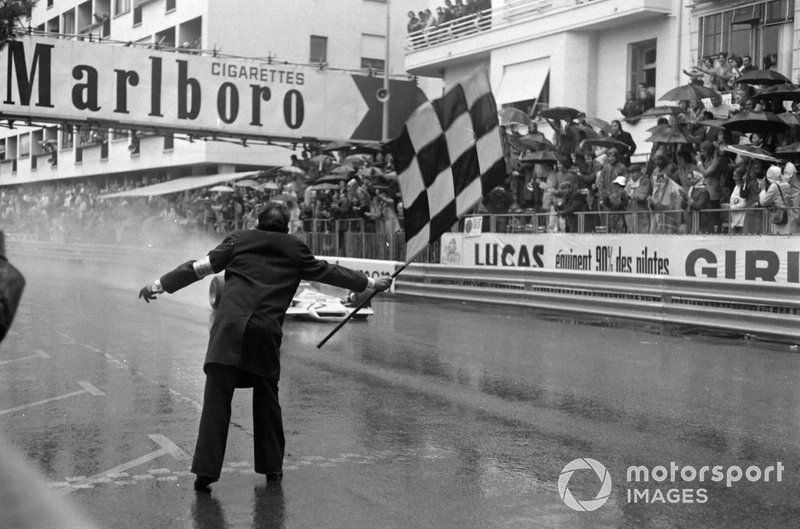 Jean-Pierre Beltoise, BRM P160B takes the chequered flag for victory